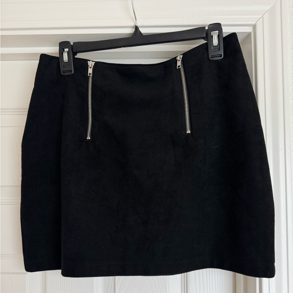Forever 21 Dresses & Skirts - Forever 21 Black Mini Skirt with Zipper Details